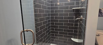 Stand Alone Studio, Free Off Street Parking, Walkable 2 Downtown, Beautiful Area