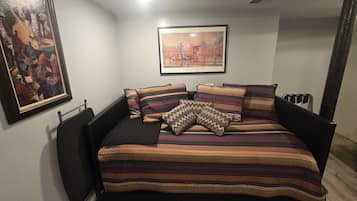 1 quarto, escrivaninha, ferros/tábuas de passar roupa, Wi-Fi de cortesia