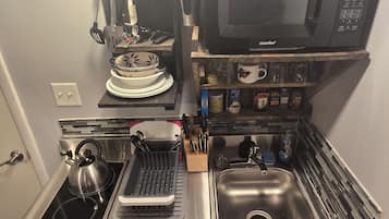 Refrigerador, microondas, parrilla de estufa y cafetera y tetera