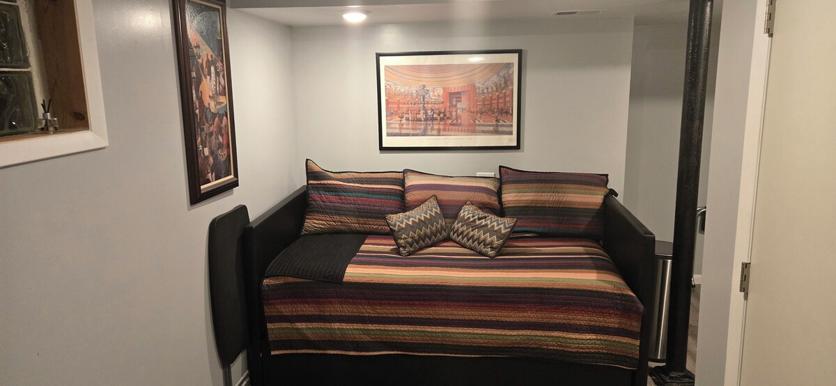 Stand Alone Studio, Free Off Street Parking, Walkable 2 Downtown, Beautiful Area