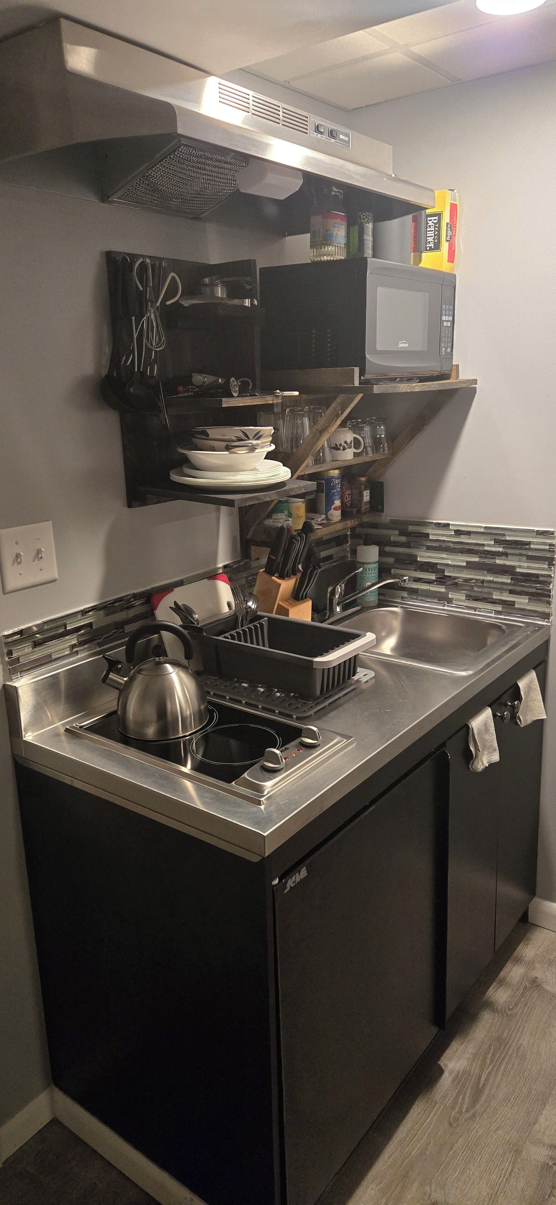 Frigorífico, microondas, placa de cocina y cafetera o tetera