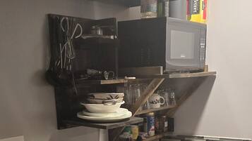 Refrigerador, microondas, parrilla de estufa y cafetera y tetera