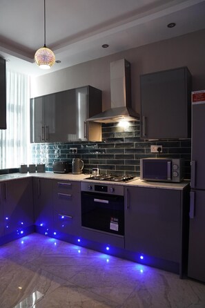 Frigorífico, microondas, horno y placa de cocina