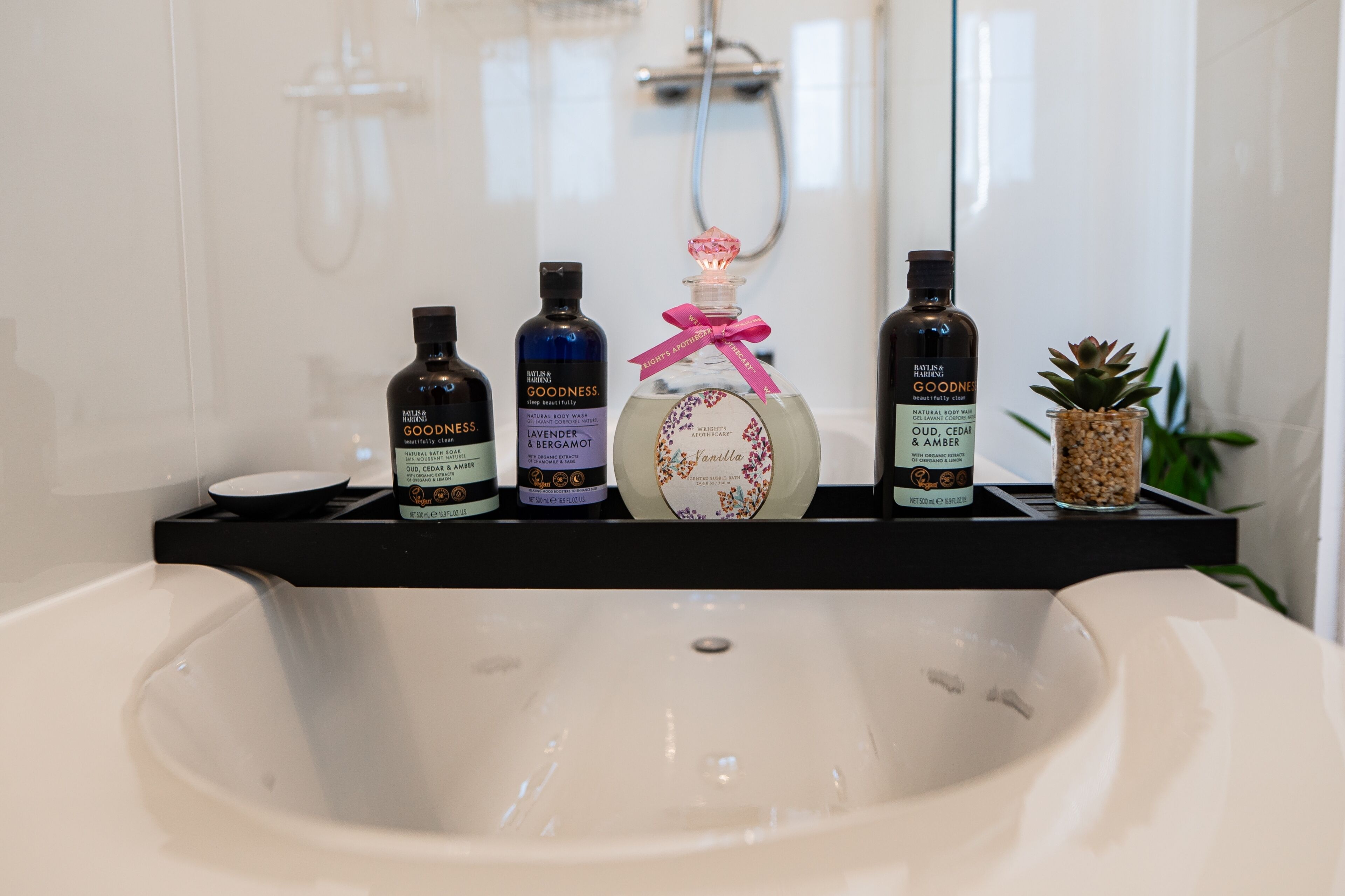 Hiustenkuivaaja, pyyhkeet, sampoo