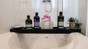 Hiustenkuivaaja, pyyhkeet, sampoo