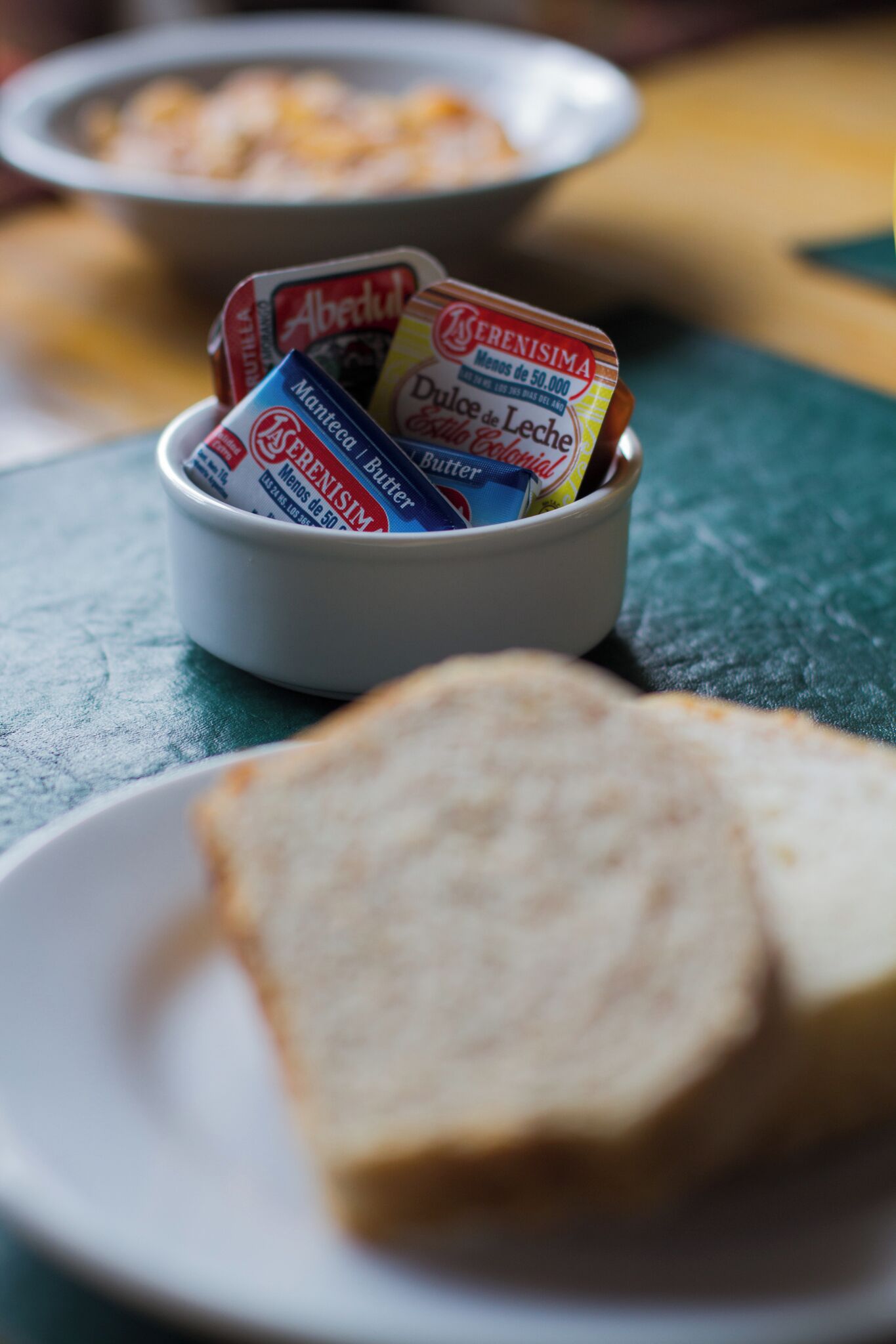 Una ciotola con burro e margarina su un tavolo.
