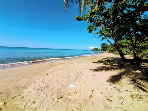 Sky House. Charming 4-bedroom home, fast WiFi, A/C in enchanting Rincón