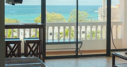 Sky House. Charming 4-bedroom home, fast WiFi, A/C in enchanting Rincón