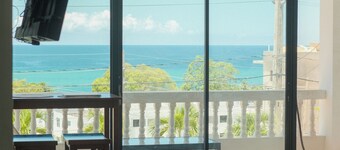 Sky House. Charming 4-bedroom home, fast WiFi, A/C in enchanting Rincón