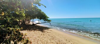 Sky House. Charming 4-bedroom home, fast WiFi, A/C in enchanting Rincón