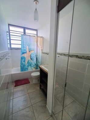 Doccia, asciugacapelli, asciugamani, sapone