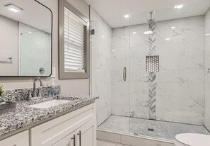 Douche, sĂšche-cheveux, serviettes fournies, savon