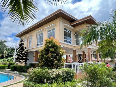 Bright Minimalist Condo with Netflix