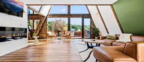 Smart-TV, Kamin, Videospiele, Tischfußball