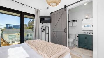 2 bedrooms, desk, iron/ironing board, travel cot