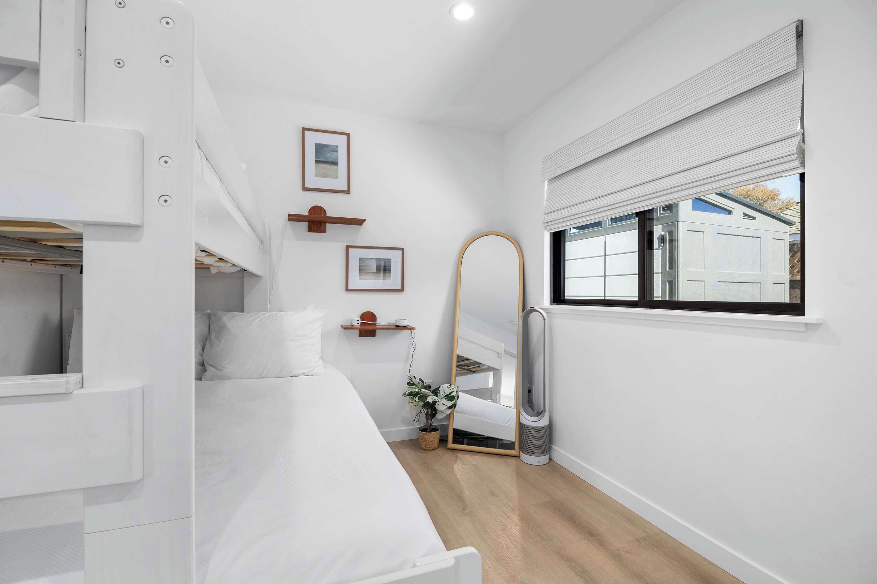 2 habitaciones, escritorio y tabla de planchar con plancha 