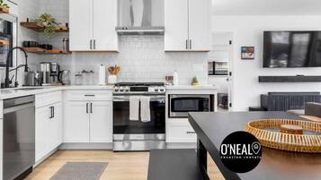 Coffee/tea maker, fridge, microwave, oven