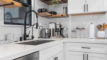 Coffee/tea maker, fridge, microwave, oven