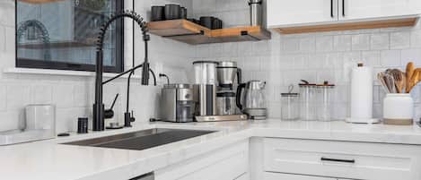 Cafetera o tetera, frigorífico, microondas y horno