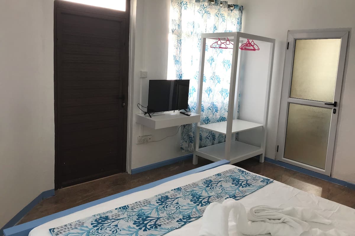 Basic Double or Twin Room, Pool View