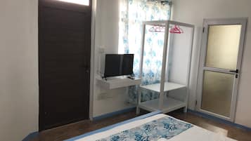 Habitación básica con 1 cama matrimonial o 2 individuales, vista a la alberca | Escritorio, espacio para trabajar con laptop y wifi gratis