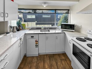 Fridge, microwave, oven, stovetop - Onehunga Oasis l 2bed Private Home l Cornwall Park (Auckland)