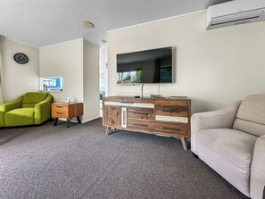 Smart TV, books - Onehunga Oasis l 2bed Private Home l Cornwall Park (Auckland)