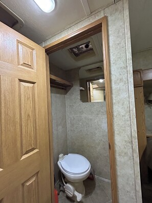Douche, séchoir à cheveux, serviettes fournies, savon