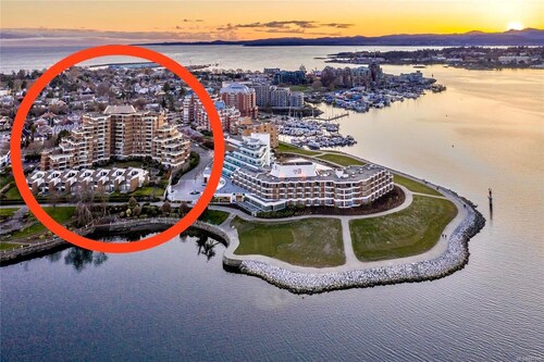 Stylish,one-bedroom waterfront apartment with beautiful views!