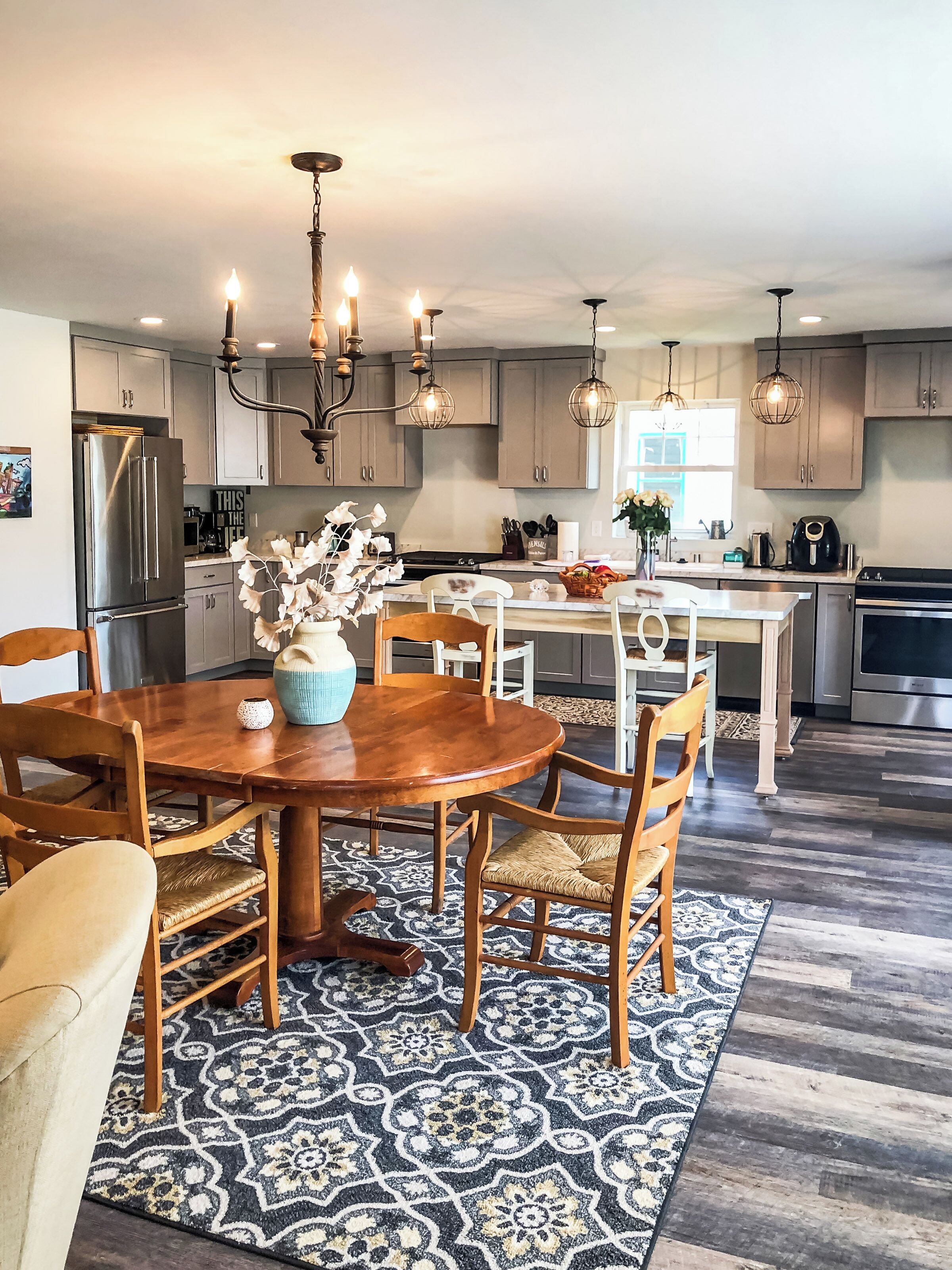 Full-sized fridge, oven, stovetop, dishwasher