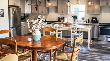 Full-sized fridge, oven, stovetop, dishwasher