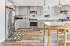 Full-size fridge, oven, stovetop, dishwasher