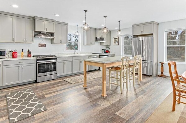 Full-size fridge, oven, stovetop, dishwasher