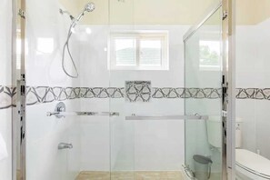 Dusch, hårtork, handdukar och tvål