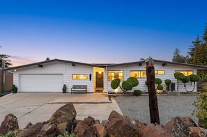 Exterior - Spring getaway near Leavenworth, Mountain Views + Hot Tub (East Wenatchee)