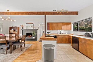 Fridge, microwave, oven, stovetop - Summer getaway near Leavenworth & Lake Chelan. Hot Tub + MTN views + Arcade (East Wenatchee)