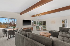 Smart TV, video games, books - Spring getaway near Leavenworth, Mountain Views + Hot Tub (East Wenatchee)