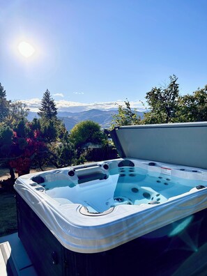 Outdoor spa tub - Spring getaway near Leavenworth, Mountain Views + Hot Tub (East Wenatchee)