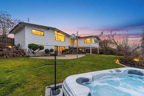 Spring getaway near Leavenworth, Mountain Views + Hot Tub