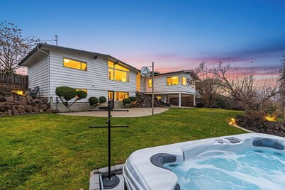 Summer getaway near Leavenworth & Lake Chelan. Hot Tub + MTN views + Arcade