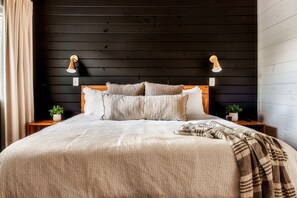 2 chambres, fer et planche à repasser, lit de bébé portatif