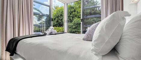 3 bedrooms, desk, iron/ironing board, travel crib