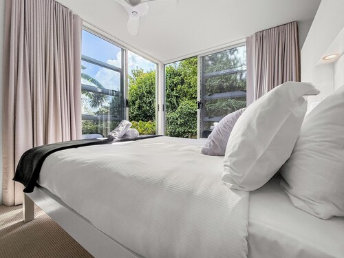 Westmere Wonder l Gorgeous 3 Bed Home inc. View