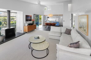 Smart TV, livros, aparelho de som