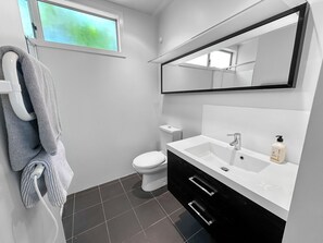 Dusche, Haartrockner, Handtücher, Seife