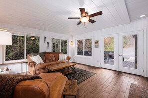 Smart TV, fireplace - Experience the serene beauty of Bryson City in this spacious 4-bedroom cabin (Bryson City)
