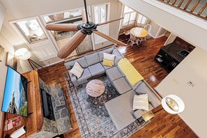 Smart TV, fireplace - Experience the serene beauty of Bryson City in this spacious 4-bedroom cabin (Bryson City)