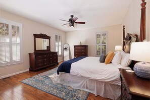 4 bedrooms, desk, iron/ironing board, free WiFi - Experience the serene beauty of Bryson City in this spacious 4-bedroom cabin (Bryson City)