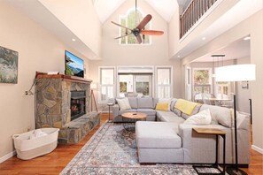 Smart TV, fireplace