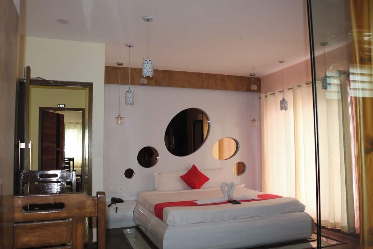 Superior Room | Cadar kapas Mesir, peralatan tempat tidur premium, meja, kalis bunyi